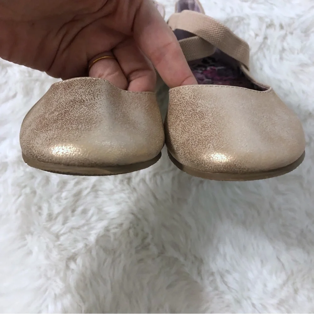 Blowfish Gold Closed Toe Dress Shoes 2 Youth